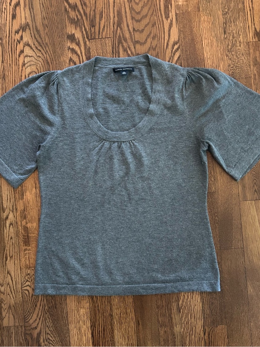 Banana Republic Women's Gray Short Sleeve Scoop Neck Top